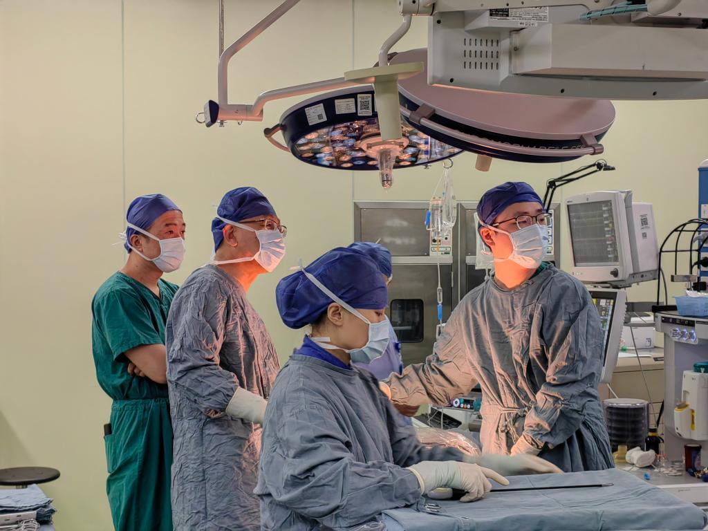 1千克“袖珍寶寶”遭食管閉鎖 上海專家“米粒”上“解鎖”